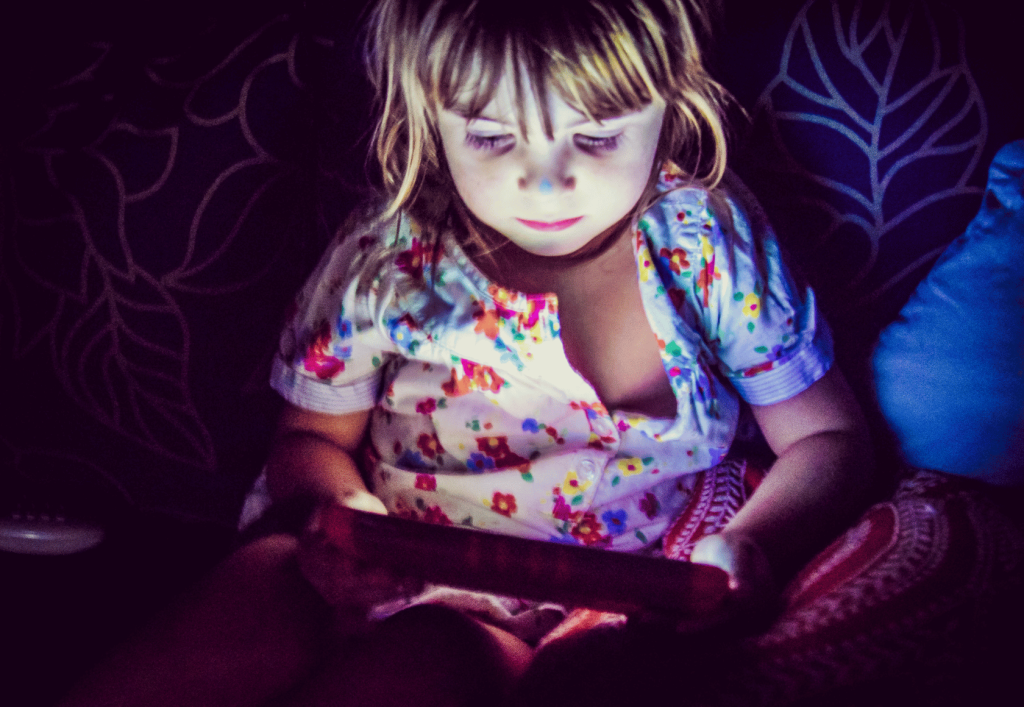 L’impact des écrans sur le sommeil des enfants